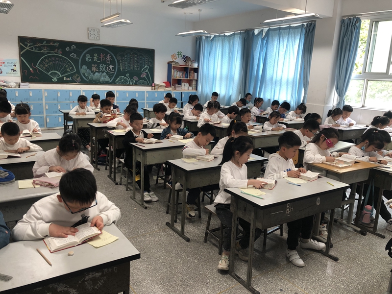 管城回族区外国语小学举办一年级查字典比赛活动kaiyun(图1)