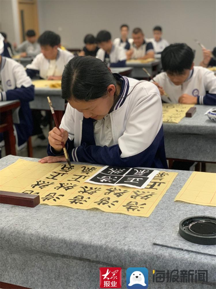 一纸一笔书写经典青岛京华学校书法比赛展学生风采kaiyun(图4)