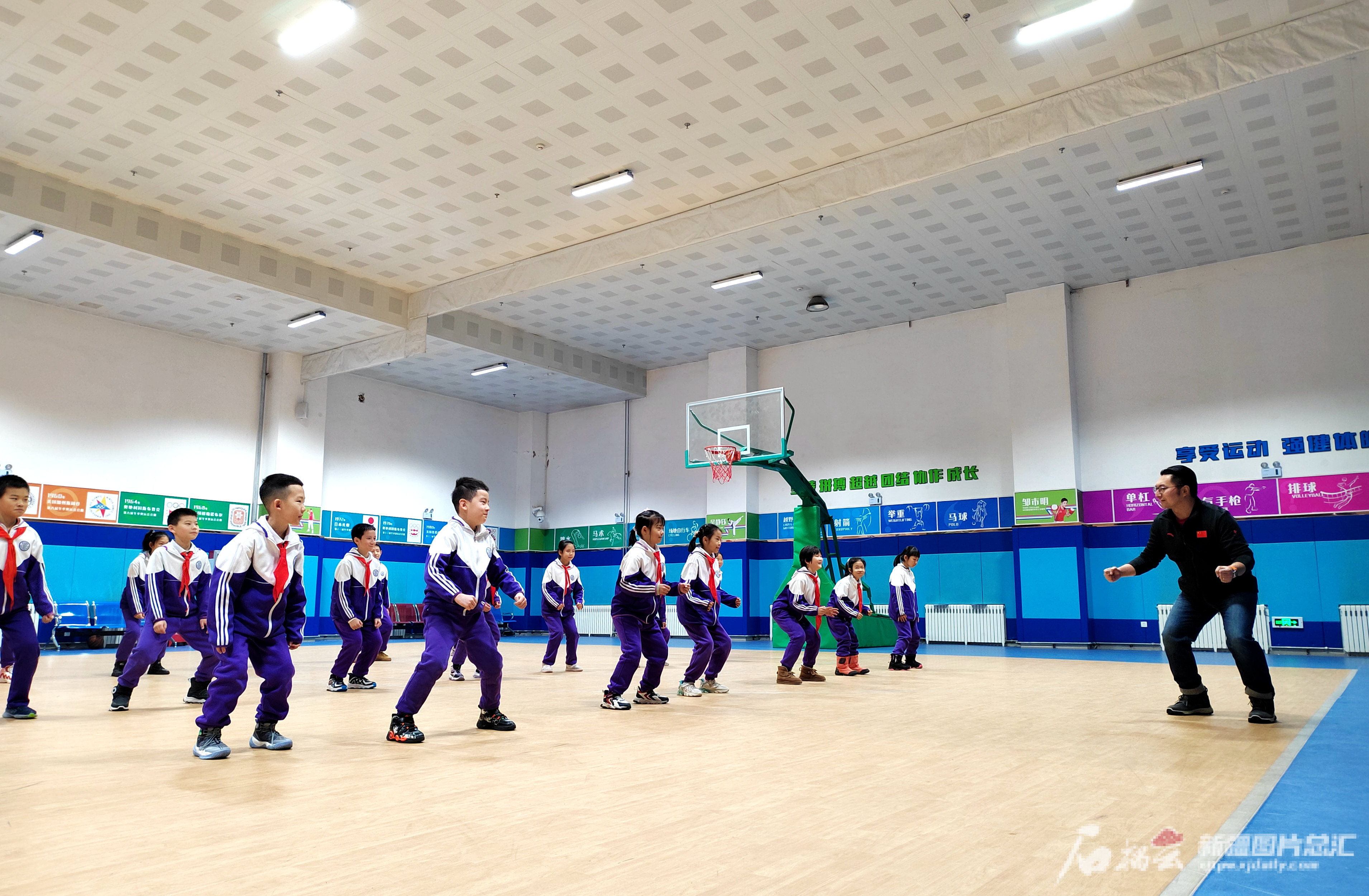 乌鲁木齐这所小kaiyun学百余学生能滑艾文大道